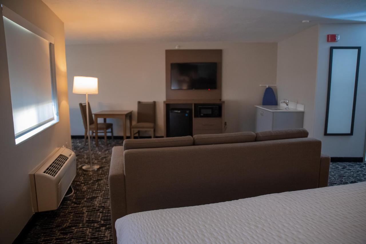 Clarion Pointe Indianapolis Airport Hotel Plainfield Exterior photo
