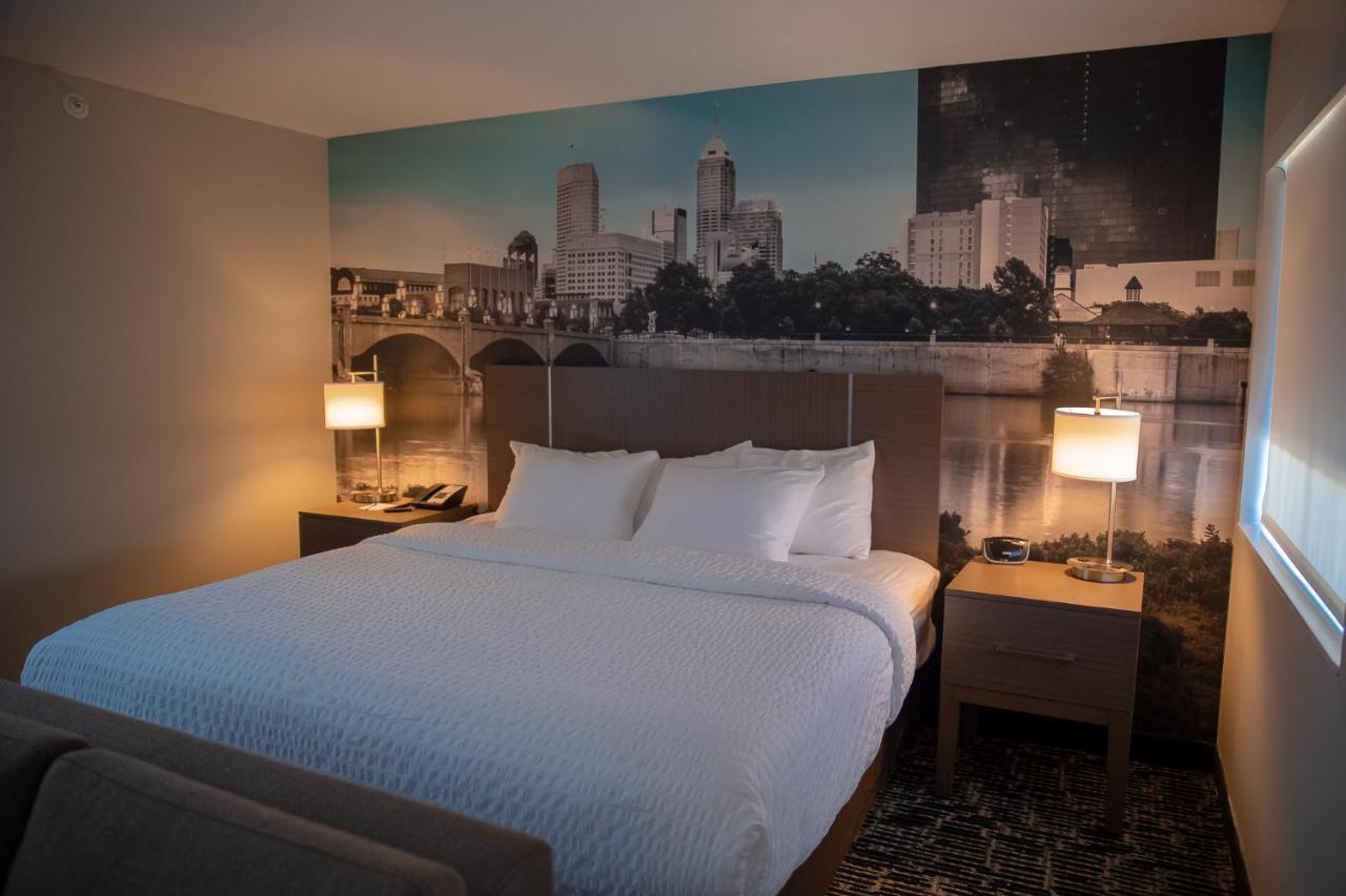 Clarion Pointe Indianapolis Airport Hotel Plainfield Exterior photo