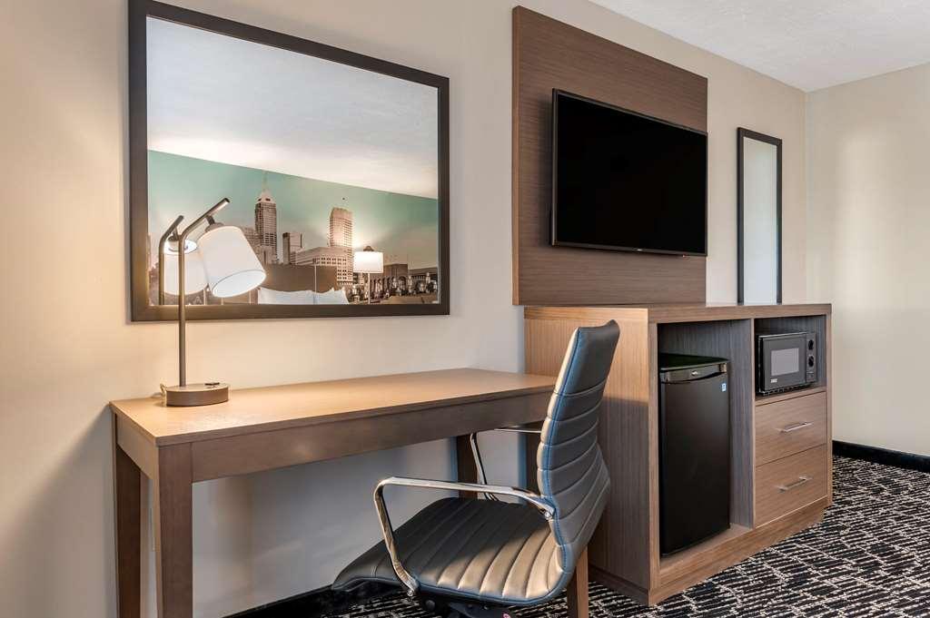 Clarion Pointe Indianapolis Airport Hotel Plainfield Room photo
