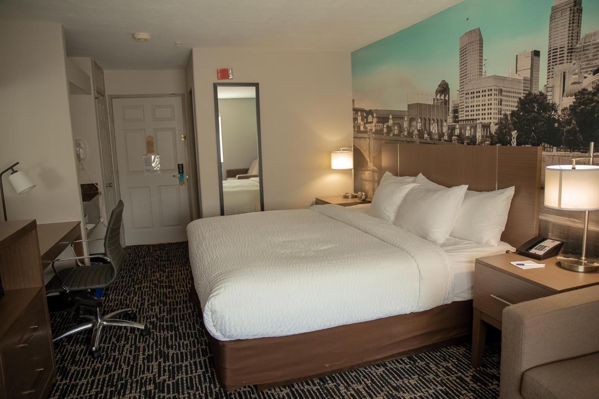 Clarion Pointe Indianapolis Airport Hotel Plainfield Room photo