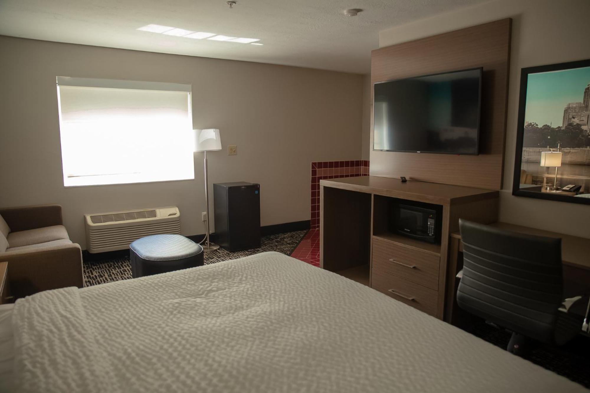 Clarion Pointe Indianapolis Airport Hotel Plainfield Room photo