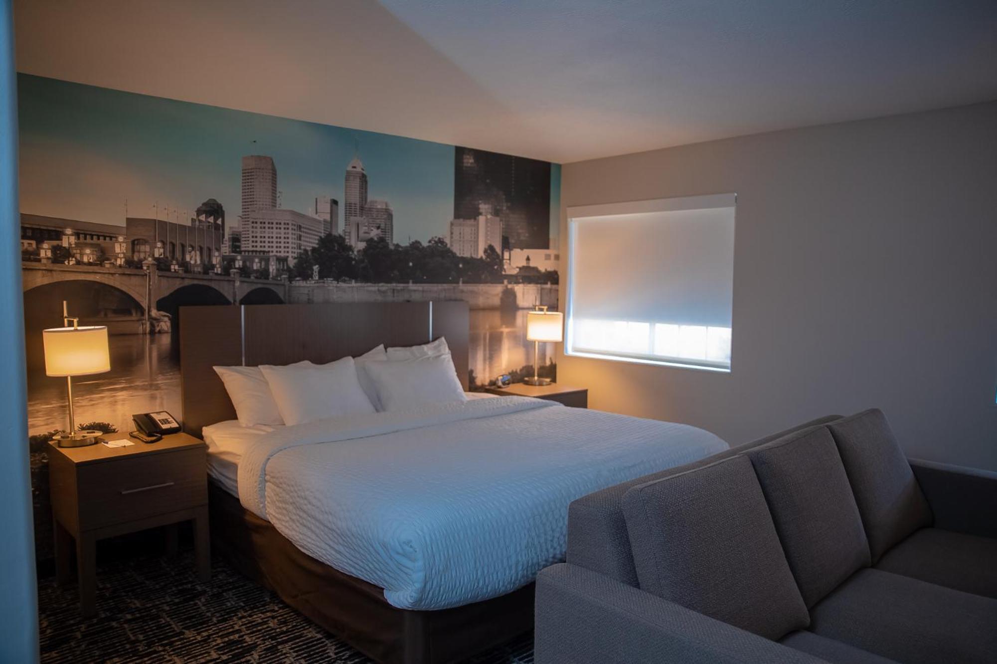 Clarion Pointe Indianapolis Airport Hotel Plainfield Room photo